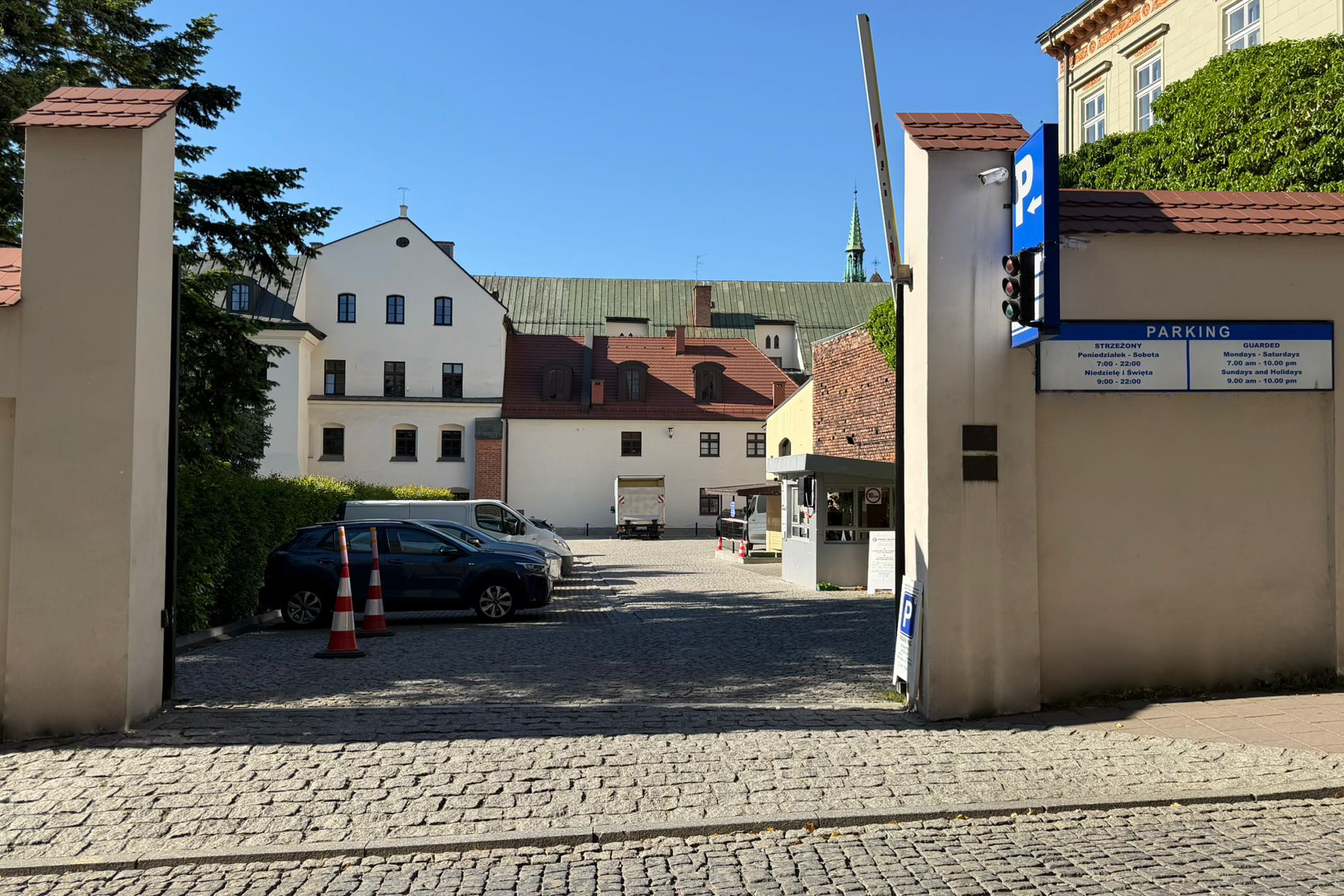 Wjazd na parking Centrum Fratelli przy ulicy Poselskiej