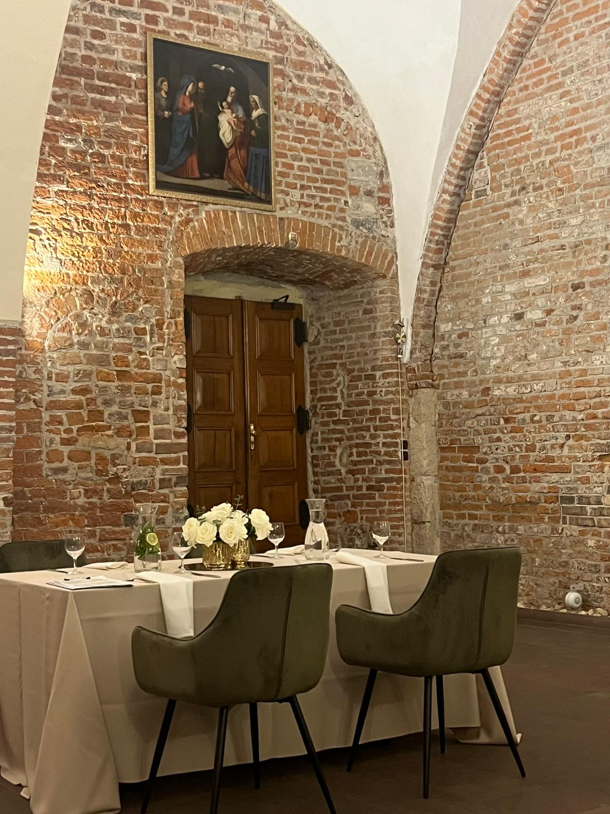Elegancka sala restauracyjna w historycznych, franciszkańskich wnętrzach